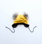 Czapka wiązana musztarda i  pompony srebrny lis 