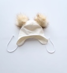 Czapka wiązana ecru i  pompony ecru