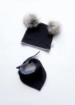Komplet czerń z melanżem  i pompony srebrny lis  -  czapka i chusta 
