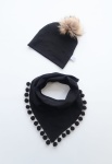 Komplet czerń i beżowy pompon  -  czapka i chusta 