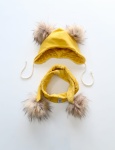 Komplet musztarda i beżowe pompony - czapka i szalik 
