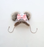 Czapka wiązana szarości, róż i pompony srebrny lis