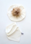 Komplet ecru z beżowym pomponem - berecik i chusta   