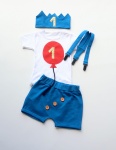 Komplet chaber z guziczkami na roczek - body i szorty, szelki i opaska korona 