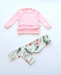 Komplet róż z falbanką i kwiaty w ogrodzie - bluza i legginsy  