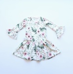 Sukienka kwiaty w ogrodzie