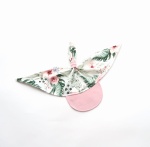 Chusta z daszkiem - kwiaty w ogrodzie i róż kwarcowy 