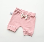 Spodenki róż kwarcowy i kwiaty w ogrodzie 