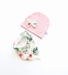 Komplet kwiaty w ogrodzie i róż kwarcowy - czapka i chusta   