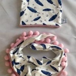 Neavy blue feathers cap