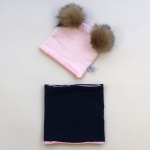 Komplet róż i granat  z beżowymi pomponami  - czapka i komin  