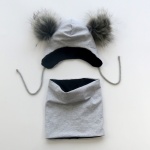 Komplet szarości i czerń z  pomponami  - czapka i komin   