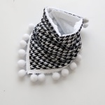 Chusta pepitka z pomponami