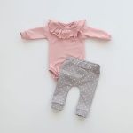 Komplet róż kwarcowy z falbanką - body i legginsy