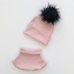 Komplet róż kwarcowy prążki i pompon czarny  -  czapka i komin   