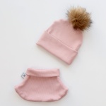 Komplet róż kwarcowy prążki i pompon beżowy  -  czapka i komin   