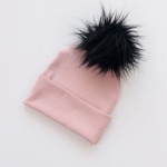 Czapka róż kwarcowy prążki i pompon czarny