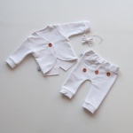 Komplet biały z guziczkami - frak, baggy i mucha  