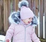 Czapka róż kwarcowy prążki i pompon srebrny lis