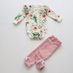 Komplet kwiaty w ogrodzie i róż kwarcowy  - body i legginsy   