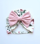 Turban kwiaty w ogrodzie i róż kwarcowy