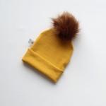 Czapka prążki musztarda i pompon brąz