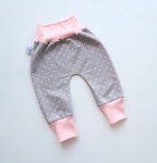 Bezuciskowe baggy groszki na szarym