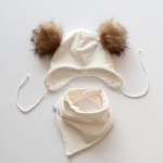 Komplet ecru i beżowe pompony  -  czapka i chusta  
