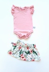 Komplet róż kwarcowy i kwiaty w ogrodzie - body i spódniczka