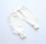 Bezuciskowe baggy ecru z falbankami