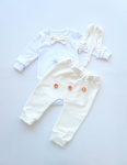 Komplet ecru z guziczkami  - baggy i body z muchą oraz szelki 