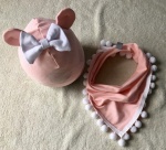 Komplet z uszami róż i biel -  czapka i chusta   