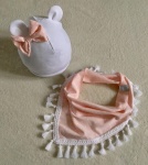 Komplet z uszami biel i groszki z chwościkami - czapka i chusta 