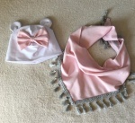 Komplet z uszami biała czapka i róż -  czapka i chusta 