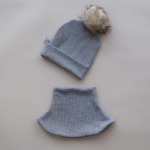 Komplet szare prążki i pompon ecru z ciemnymi końcówkami  -  czapka i komin    