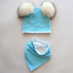 Komplet błekit  i pompony  ecru z ciemnymi końcówkami -  czapka i chusta   