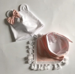 Komplet z uszami biel i groszki z chwościkami - czapka i chusta  