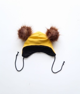 Czapka wiązana musztarda i  brązowe pompony 