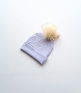 Czapka szare prążki i pompon ecru z ciemnymi końcówkami