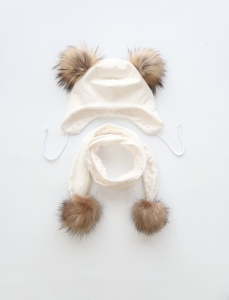 Komplet ecru i beżowe pompony - czapka i szalik