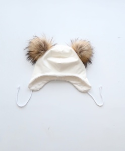 Czapka wiązana ecru i  beżowe pompony