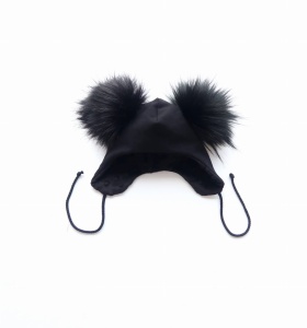 Czapka wiązana czerń i czarne pompony 