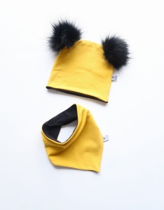 Komplet musztarda i czarne pompony  -  czapka i chusta 
