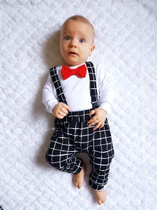 Komplet biała krata na czerni i czerwień - baggy i body z muchą oraz szelki  