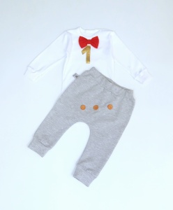 Komplet szarości i czerwień na roczek - baggy i body z muchą   