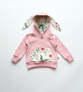 Bluza króliczek róż kwarcowy i kwiaty w ogrodzie