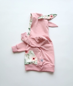 Bluza króliczek na zamek róż kwarcowy i kwiaty w ogrodzie