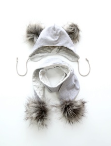 Komplet jasny szary i  pompony srebrny lis - czapka i szalik