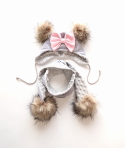 Komplet jasny szary z różem  i  pompony beżowe - czapka i szalik  