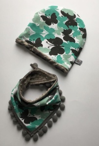 Komplet motylki i szare pompony  -  czapka i chusta 